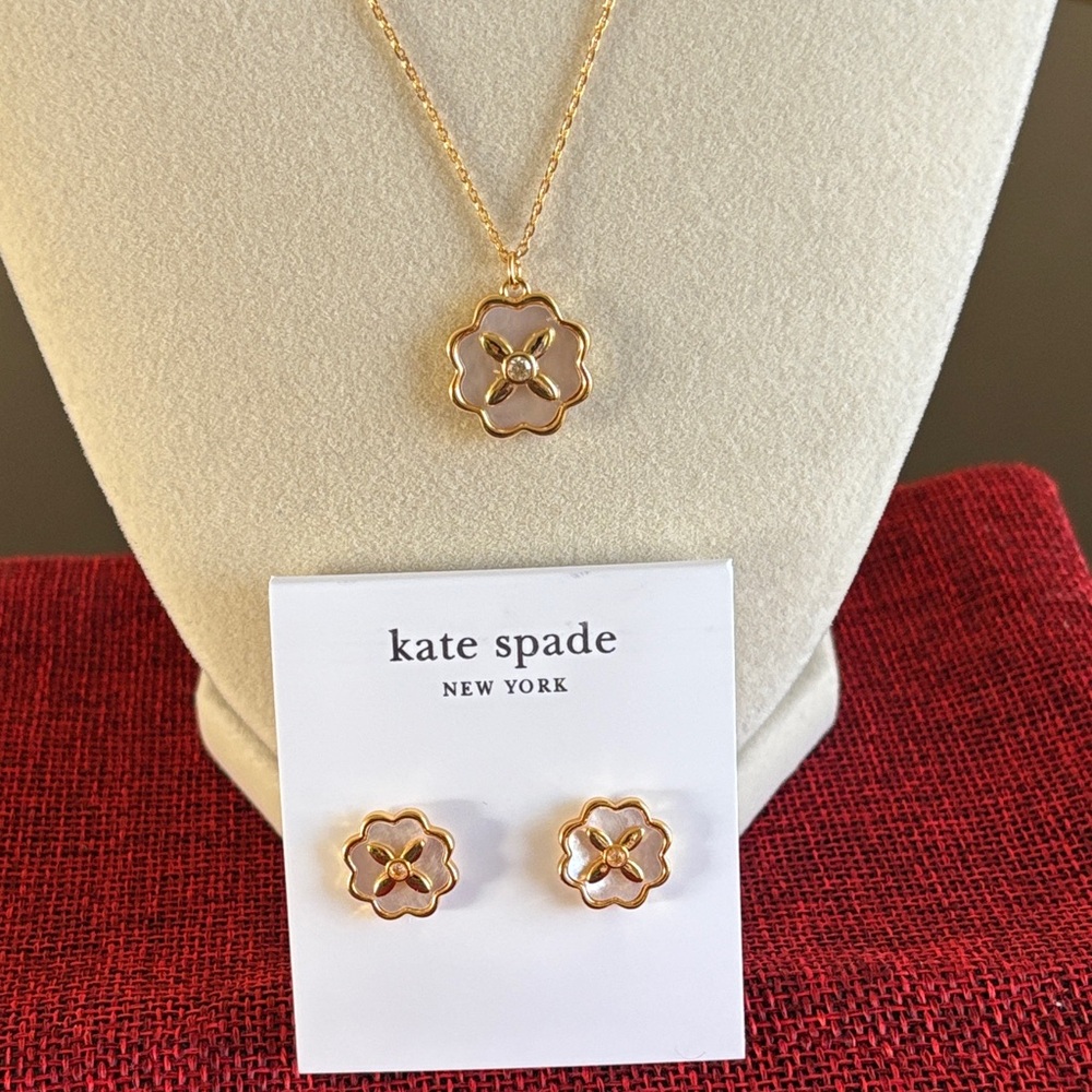 ♠️🤍 Kate Spade Gold and Mother of Pearl Floral Necklace and Earrings set 🤍♠️ - Picture 2 of 5